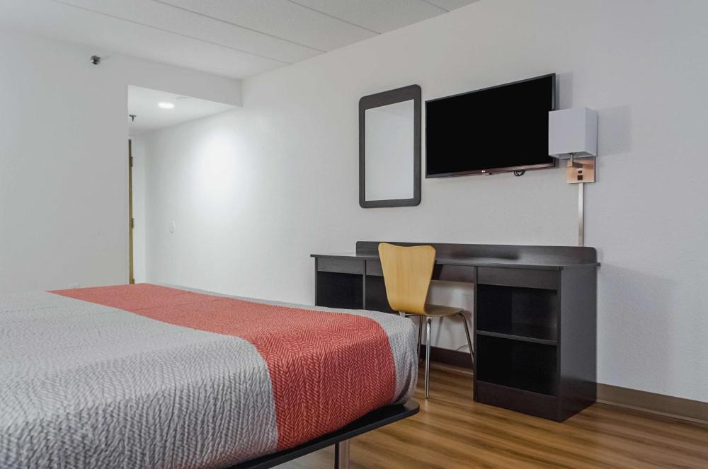 King Room - Non-Smoking interior